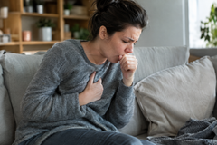 Comprendre le lien caché entre douleurs dorsales et toux : ce que votre corps essaie de vous dire