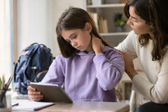 Soulager la douleur cervicale de votre enfant : conseils et prévention essentiels