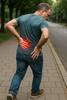 Soulager le mal de dos en marchant : astuces et solutions efficaces